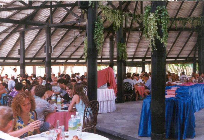 Halb offenes Restaurant auf Embudu