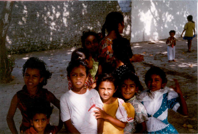 Einheimische Kinder auf einer Nachbarinsel